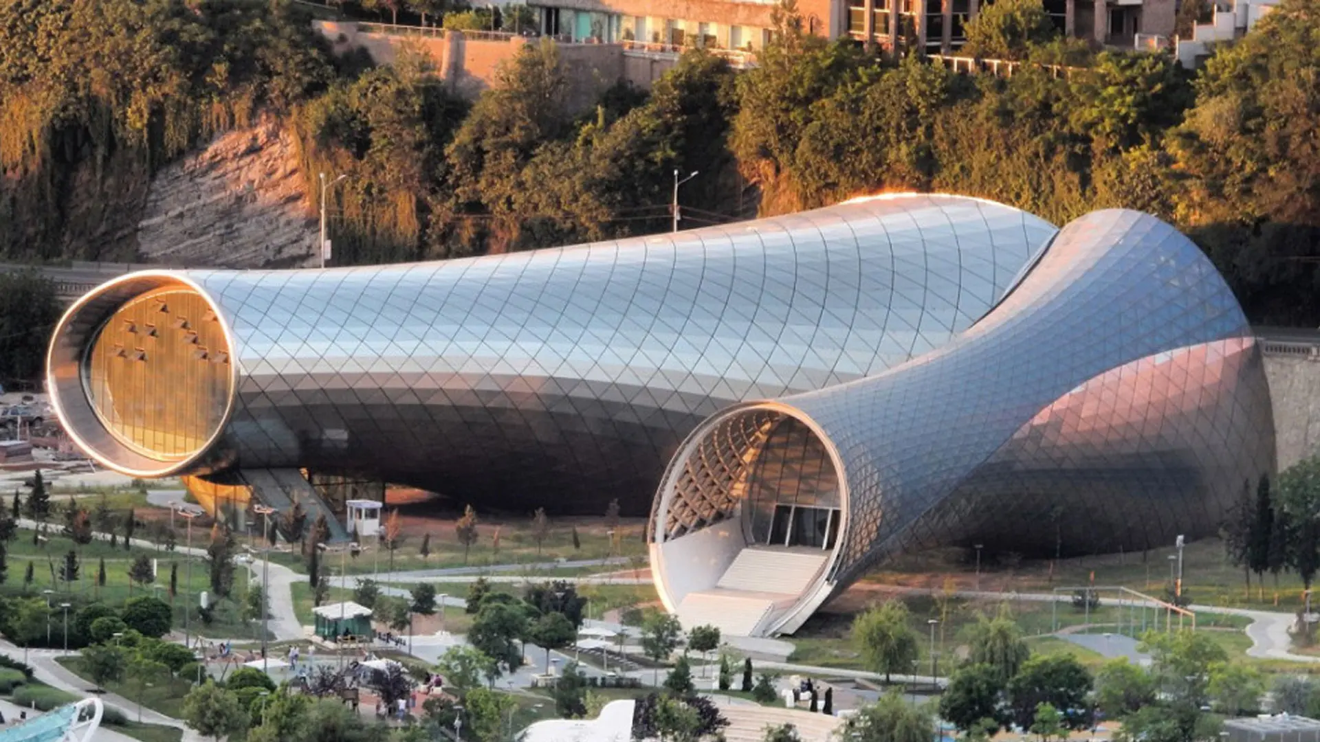 „რიყის დოქების“ ტერიტორია კერძოა, თუმცა, თბილისის მერიის ვალდებულებაა ამ ტერიტორიაზე მიმდინარე მშენებლობის თუ სარემონტო სამუშაოების კონტროლი